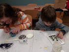 Děti vytvářejí mozaiku